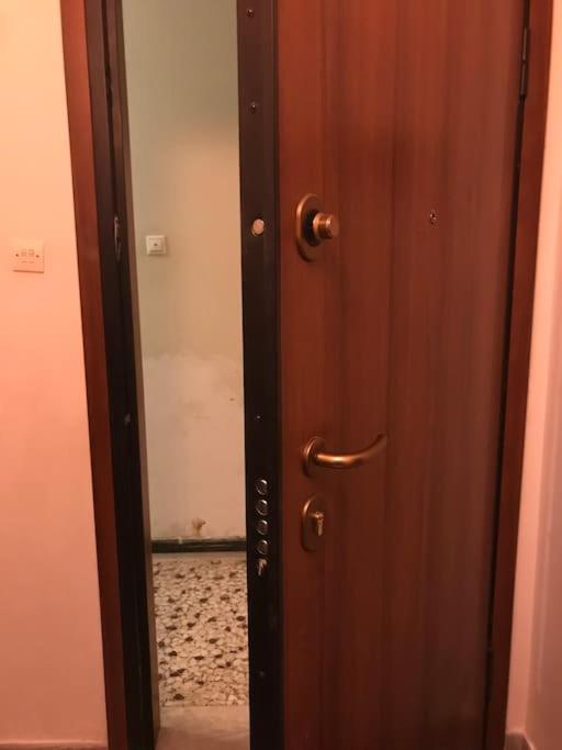 Cozy Cityscape Apartment In Atene Esterno foto