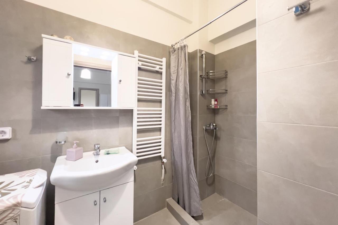 Cozy Cityscape Apartment In Atene Esterno foto