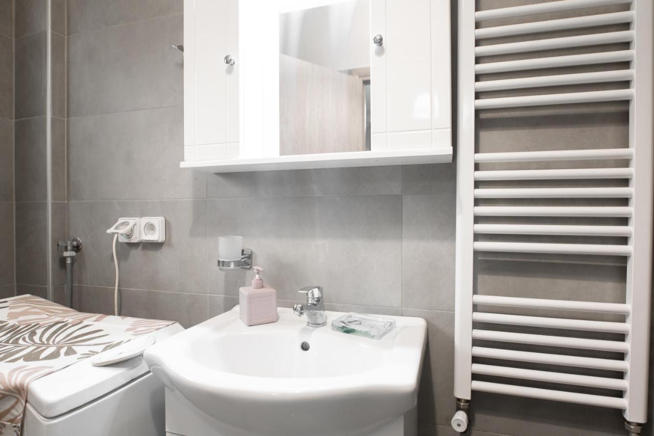 Cozy Cityscape Apartment In Atene Esterno foto